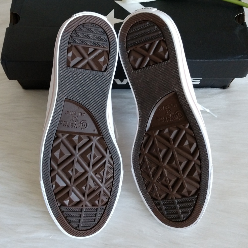 Size 8🎁CONVERSE WOMEN'S SHOES - Picture 3 of 5